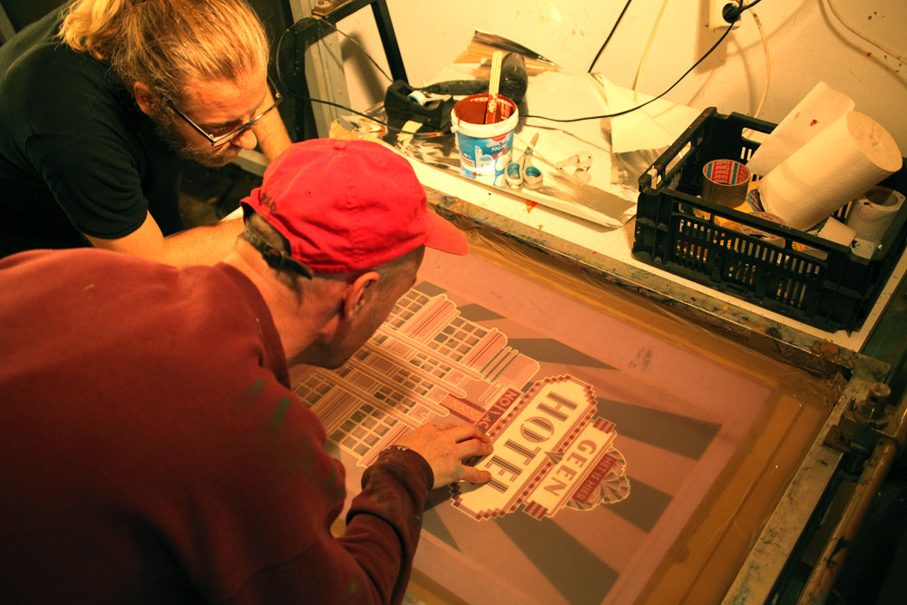 Het is hier geen hotel - Silkscreen print